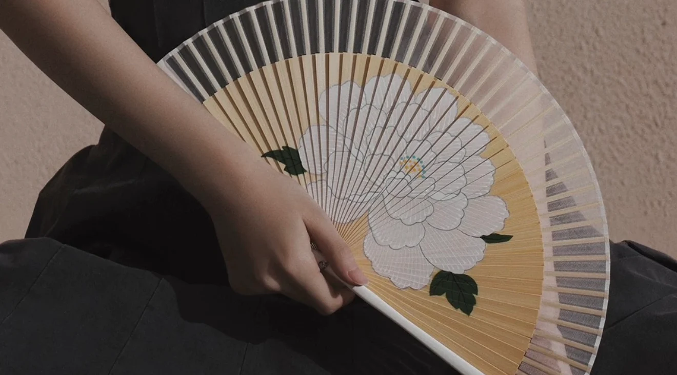 Artisan fabriquant un éventail dans un atelier élégant de métiers d’art